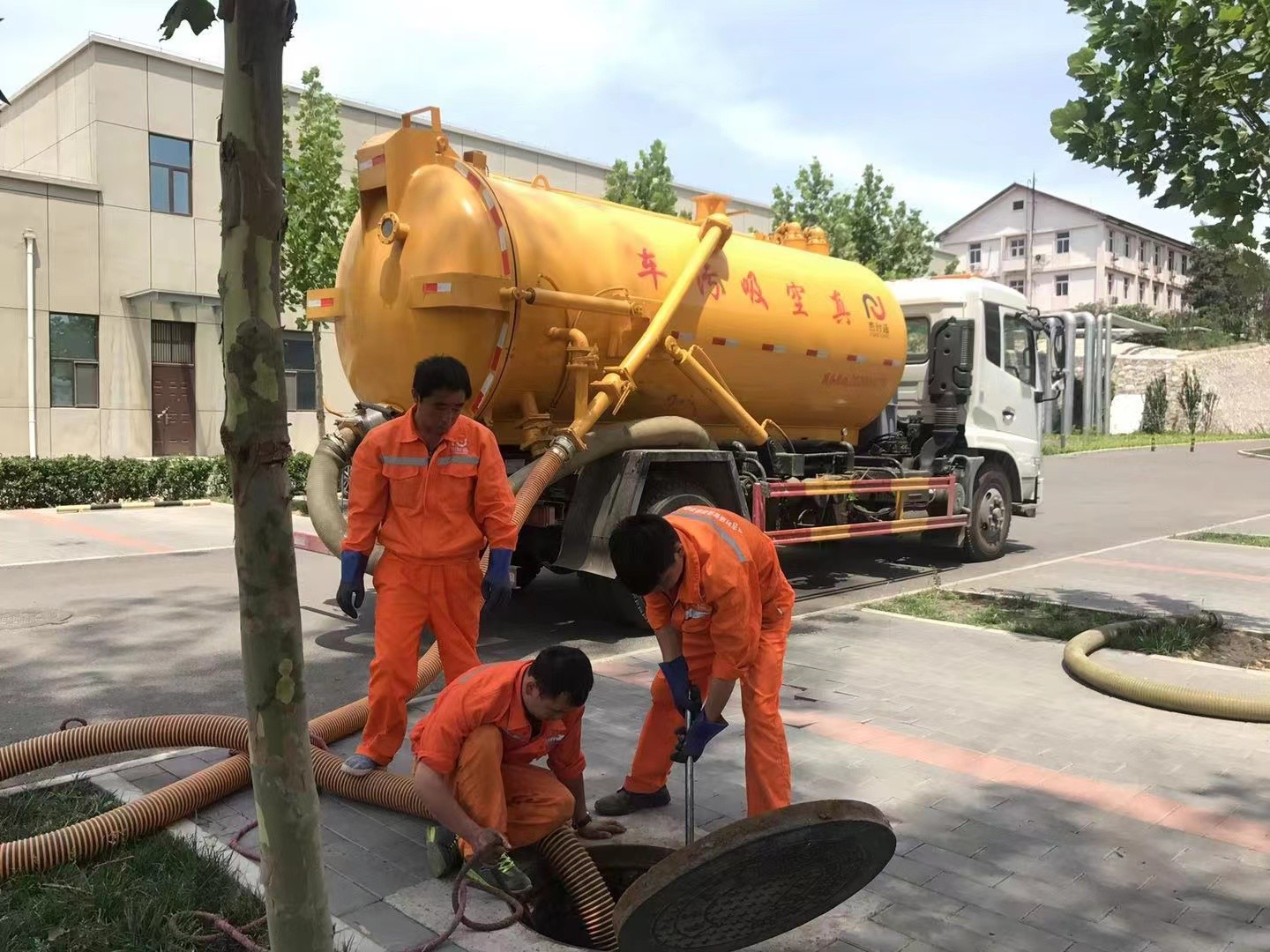 光坡镇管道疏通车停在窨井附近