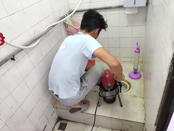 光坡镇管道堵塞冒臭气 专业师傅现场解决问题