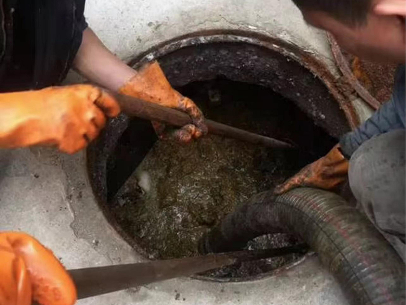 光坡镇清理化粪池时如何避免沼气的危害？